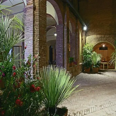 Il Chiostro Del Carmine Siena