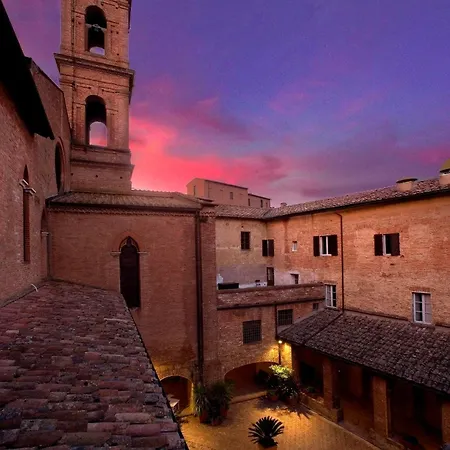 Il Chiostro Del Carmine Siena