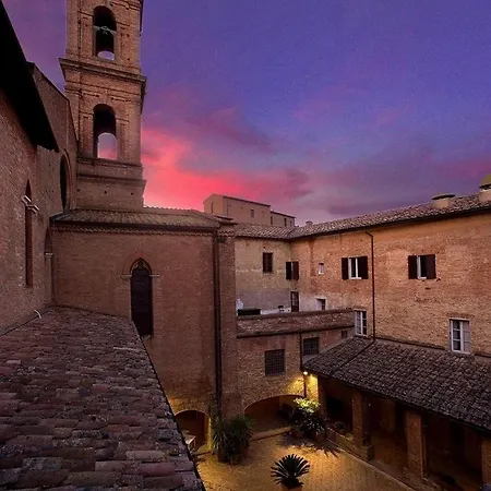 Il Chiostro Del Carmine Siena