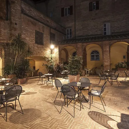 Il Chiostro Del Carmine Siena